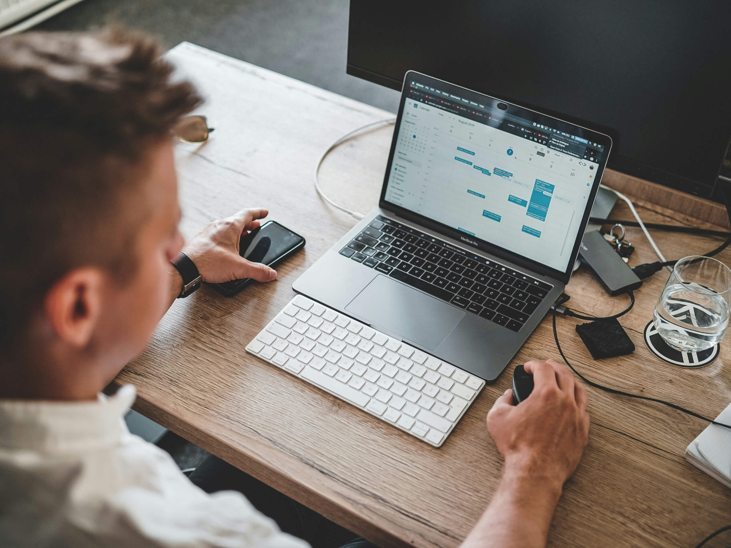 focused-it-support-client-satisfaction Satisfied business professional focusing on work with reliable IT support in the background